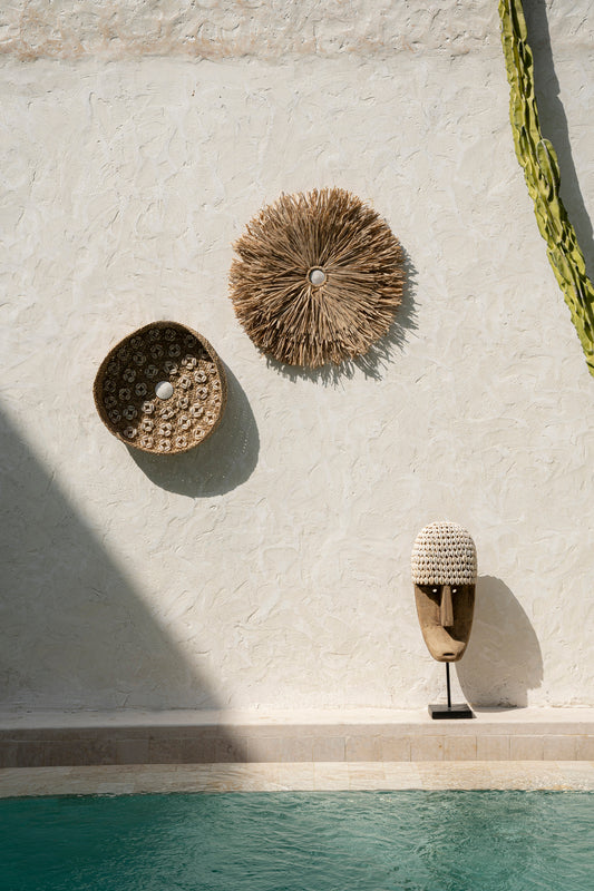 Le Masque De Cowrie Sur Pied