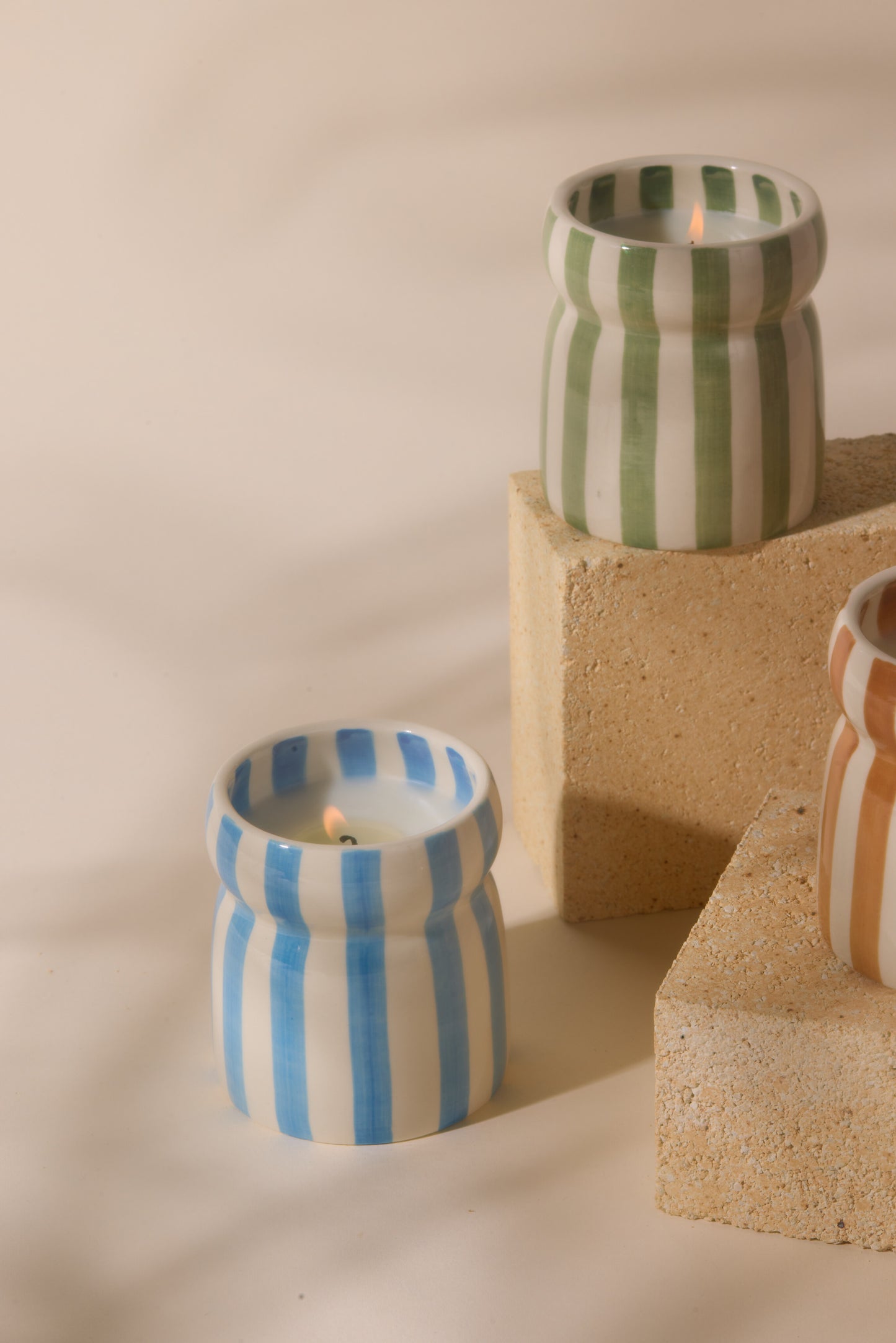 Cabana – Bougie en céramique – Rayures vert sauge