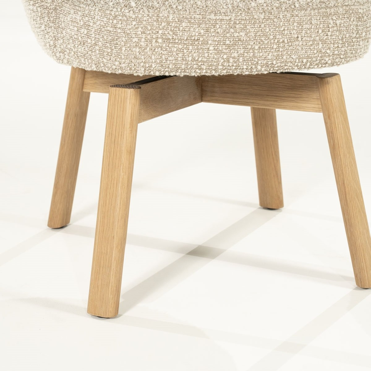 Chaise pivotante Dune - tissu bouclé beige & chêne clair