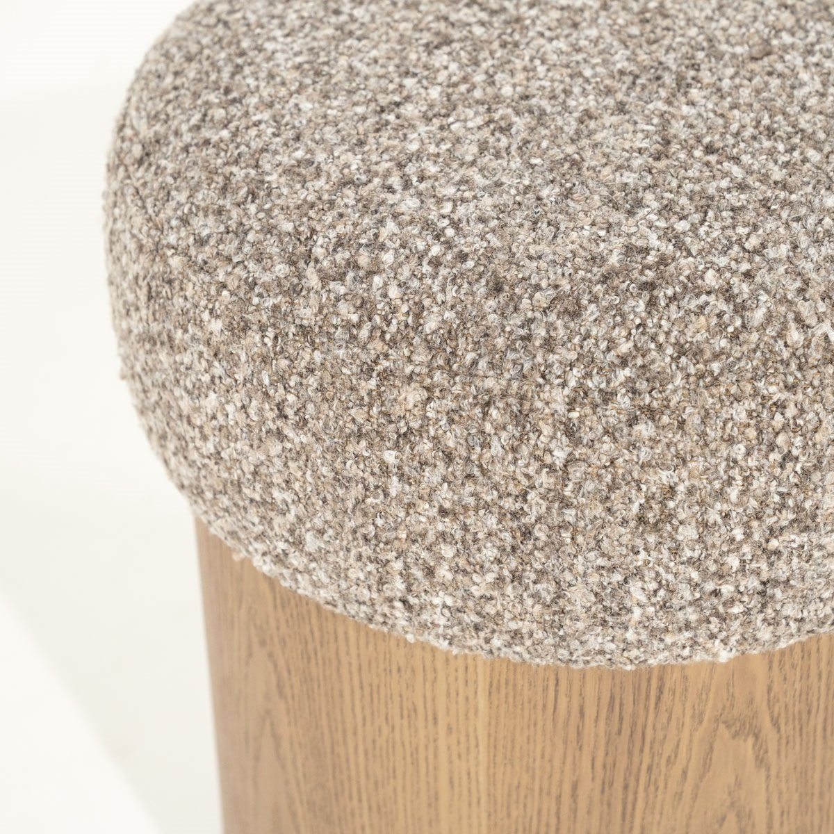 Pouf Champagne – taupe & bois brun clair
